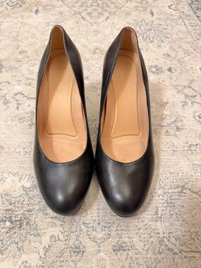 Naturalizer Black Leather Classic Round-Toe Heels